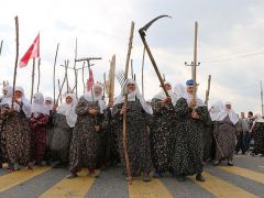 Köylü kadınlar karayolunu trafiğe kapattı